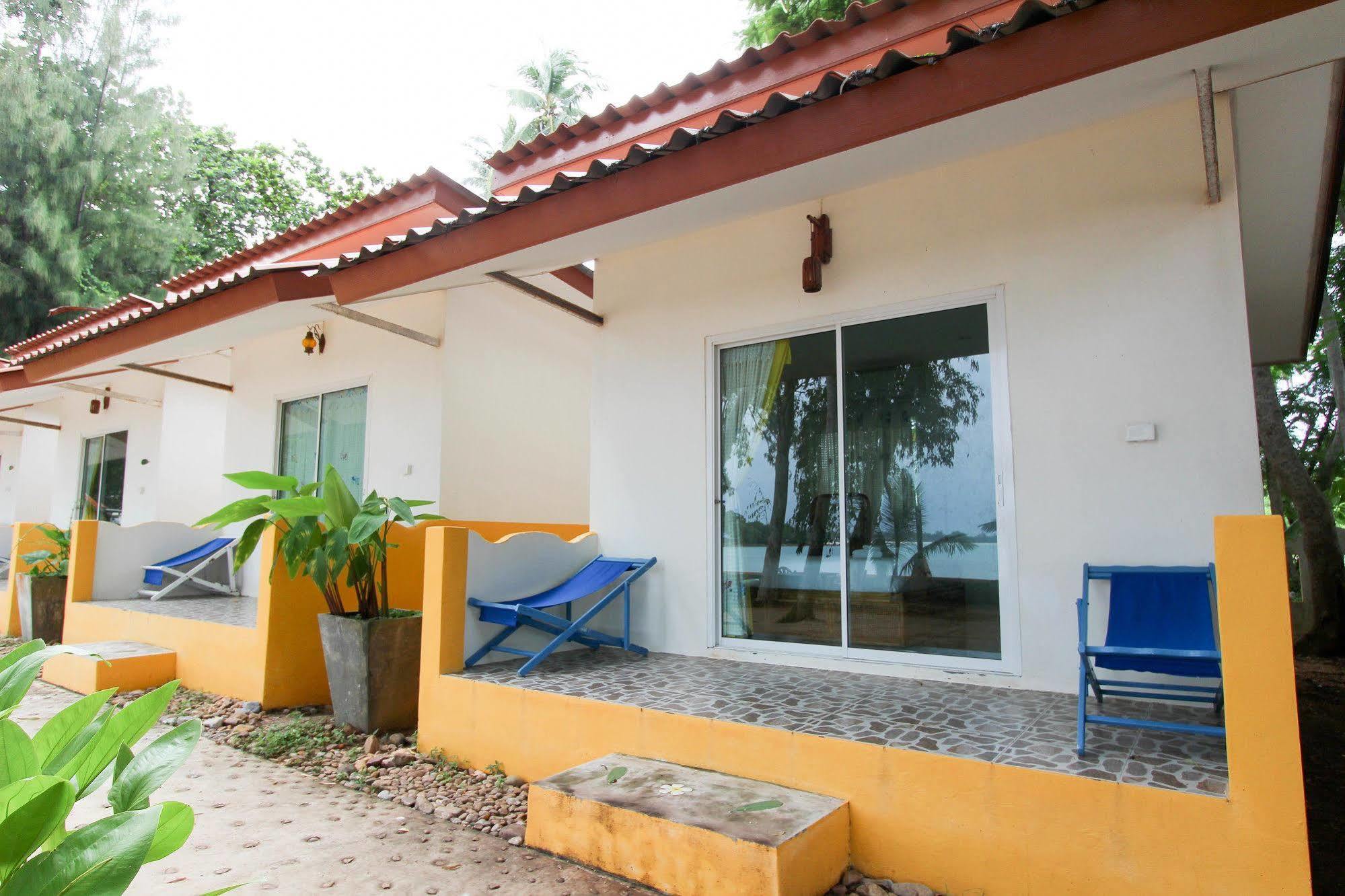 Issara Beach Resort Sichon Exterior foto
